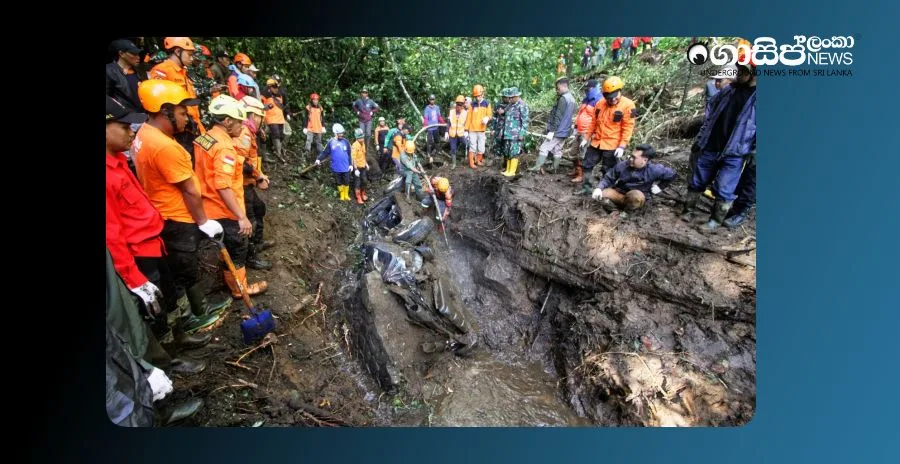 A landslide on the Indonesian island of Java completely engulfs a van and a pickup truck - 10 dead A landslide on the Indonesian island of Java completely engulfs a van and a pickup truck - 10 dead