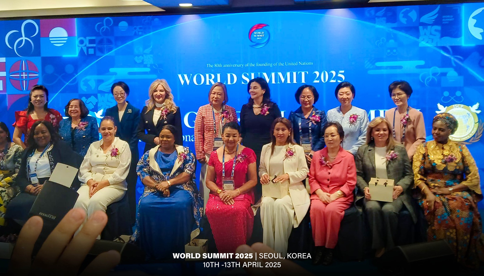 May be an image of 16 people, television, newsroom and text that says '8日 HORLA 2001 The 80th มาน ersaary lthe ย Tltsiiani.i the Unilal ahions WORLD WORLDSUMIMIT20 VMIT 2025 G na WORLD SUMMIT WORLDSUMMT2025|SEOUL,KOREA 2025 SEOUL, 10TH 13 APRIL 2025'