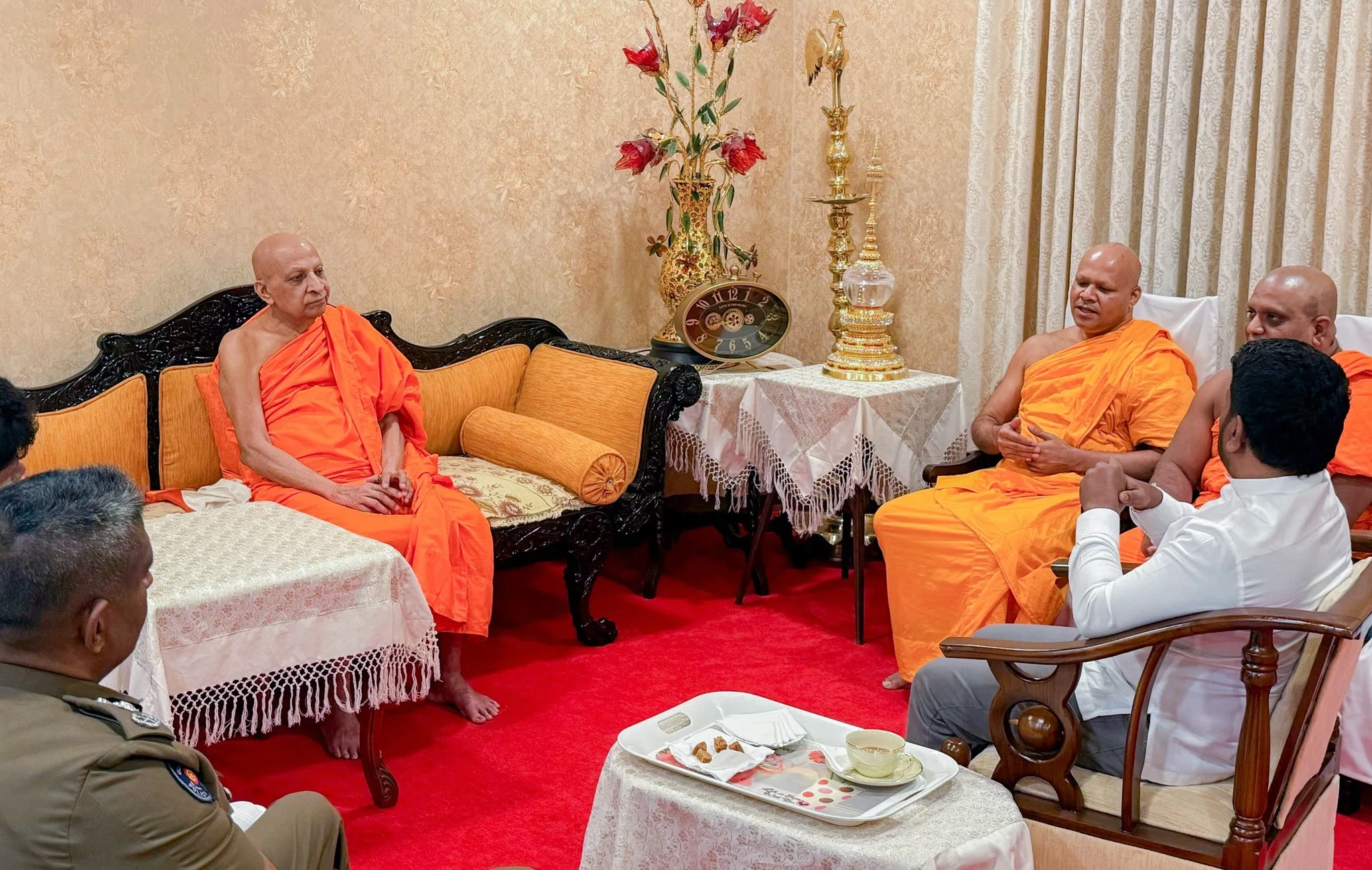 ජනාධිපති මල්වතු, අස්ගිරි මහා නා හිමිවරුන් බැහැදකී (ඡායාරූප) 3 492518823 1088529119973374 6986412379611592714 n