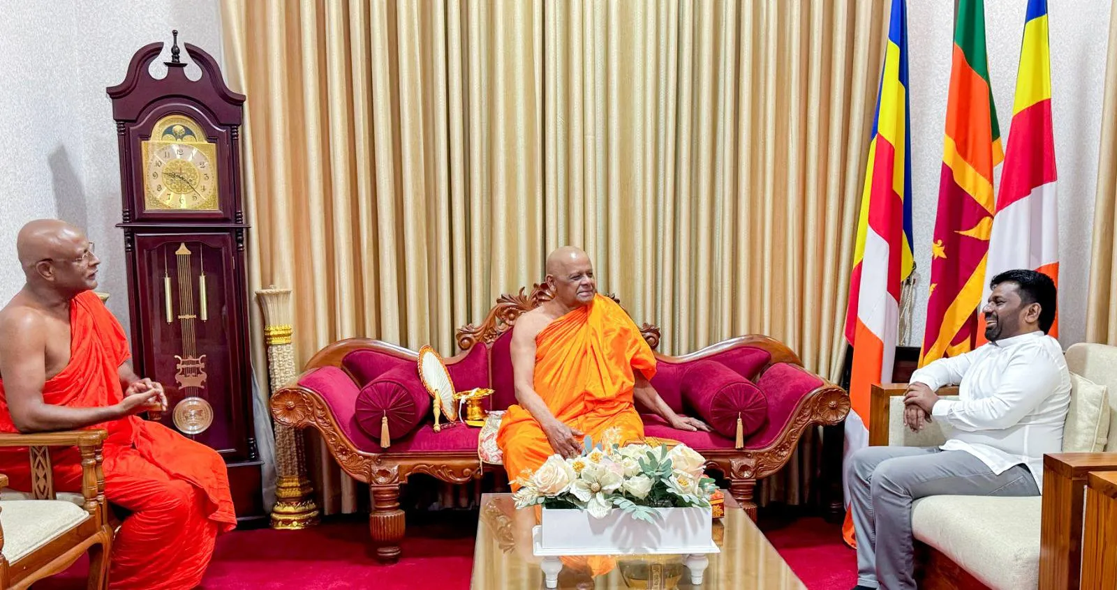 ජනාධිපති මල්වතු, අස්ගිරි මහා නා හිමිවරුන් බැහැදකී (ඡායාරූප) 2 493553209 1088528406640112 8363269304743212890 n