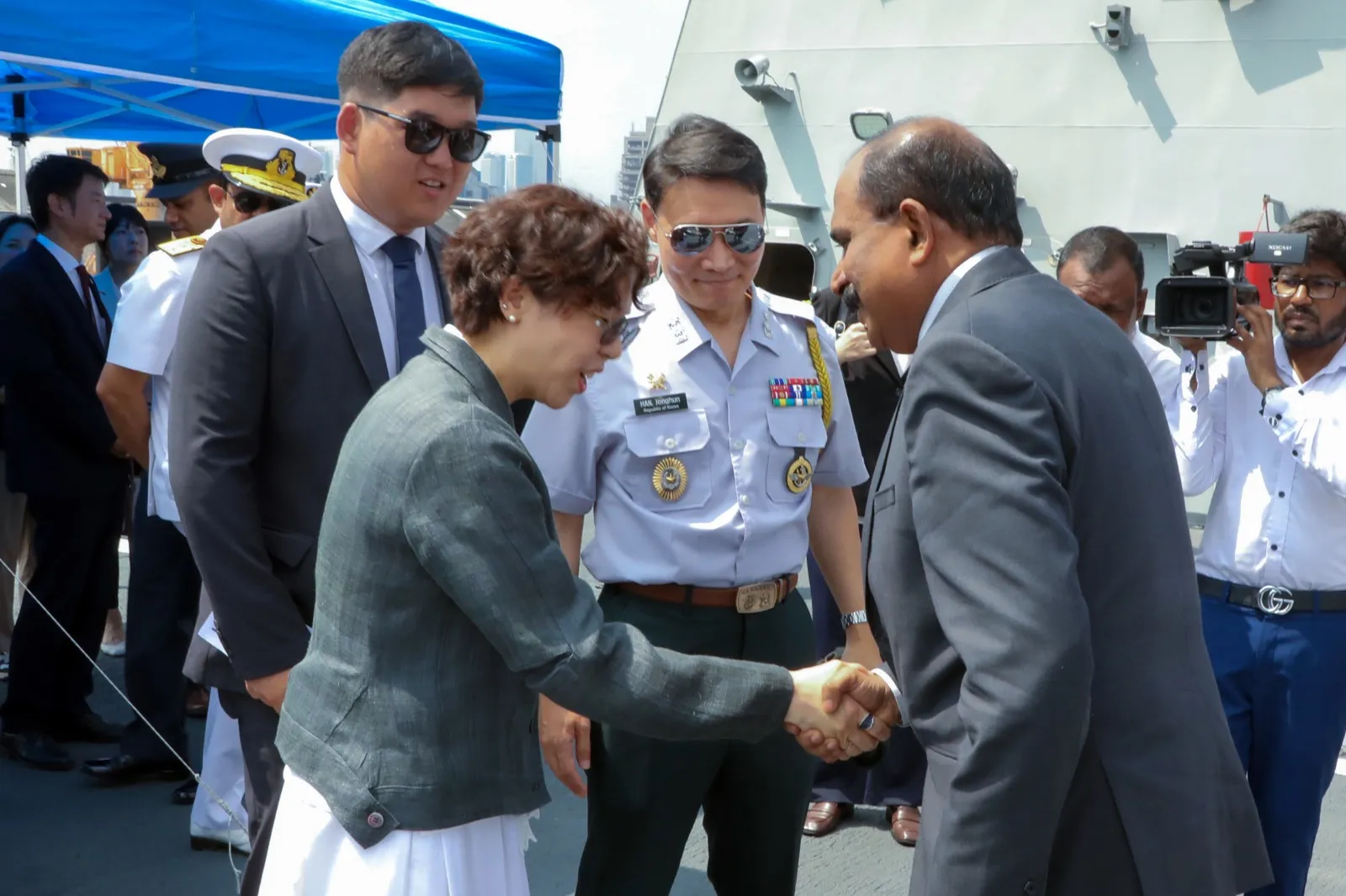 දකුණු කොරියානු නාවික හමුදාවේ නෞකාවක් කොළඹ වරායට (ඡායාරූප) 5 WhatsApp Image 2025 04 22 at 3.35.33 PM 1