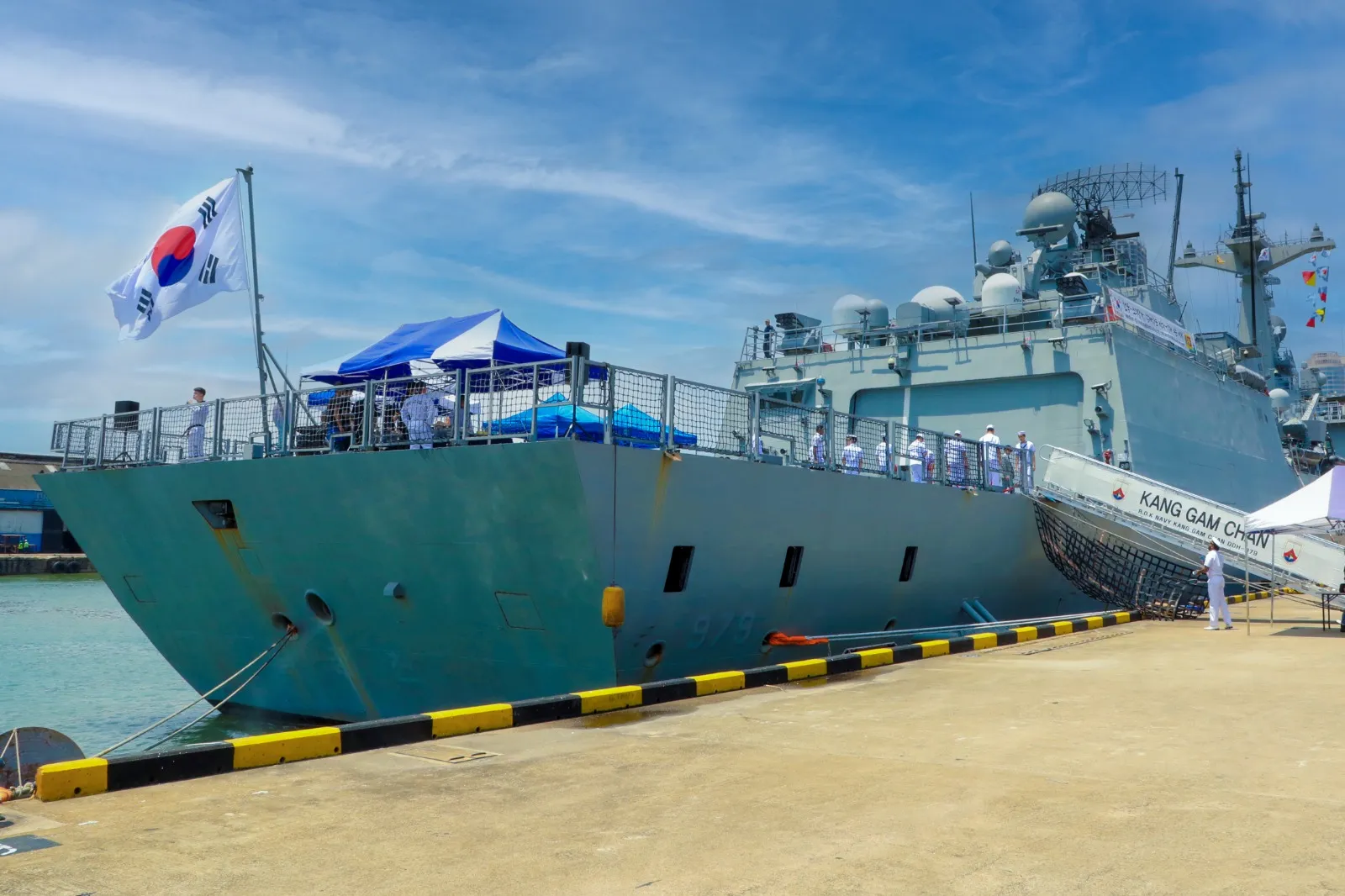 දකුණු කොරියානු නාවික හමුදාවේ නෞකාවක් කොළඹ වරායට (ඡායාරූප) 6 WhatsApp Image 2025 04 22 at 3.35.33 PM
