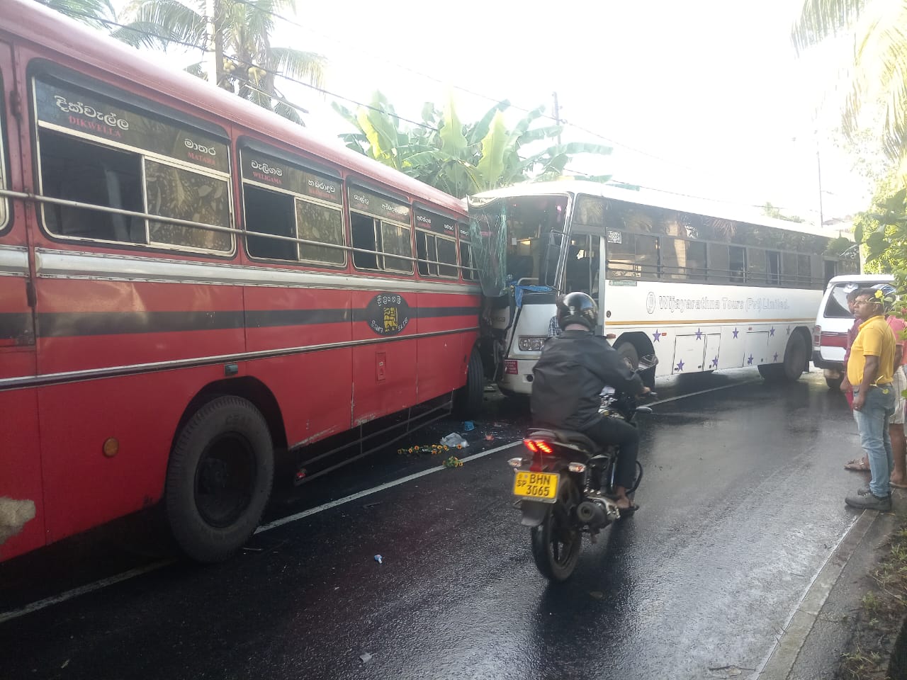 බෙලිඅත්තේ බස් අනතුරක් - 30ක් රෝහලේ (ඡායාරූප) 2 WhatsApp Image 2025 04 29 at 10.07.40 AM