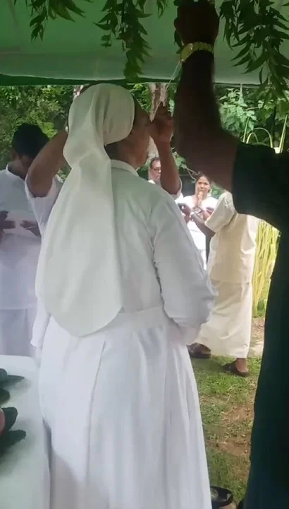 අවුරුද්ද සමරන්නේ නැති අන්‍යාගමිකයින් පවා මීට එක්විය.