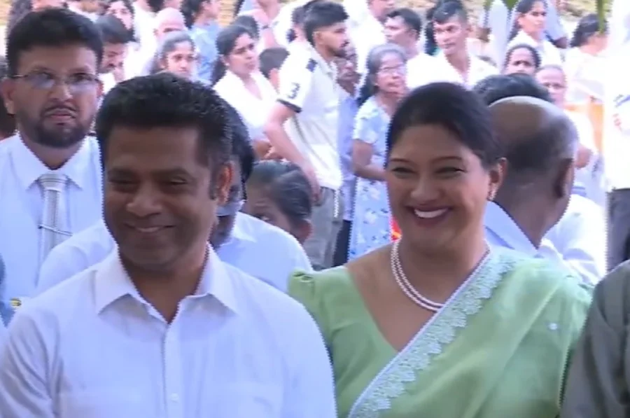 මන්ත්‍රීනී චමින්ද්‍රානි කිරිඇල්ල හා ඇමති නලින්ද ජයතිස්ස මහනුවර ජාතික උත්සවයේදී