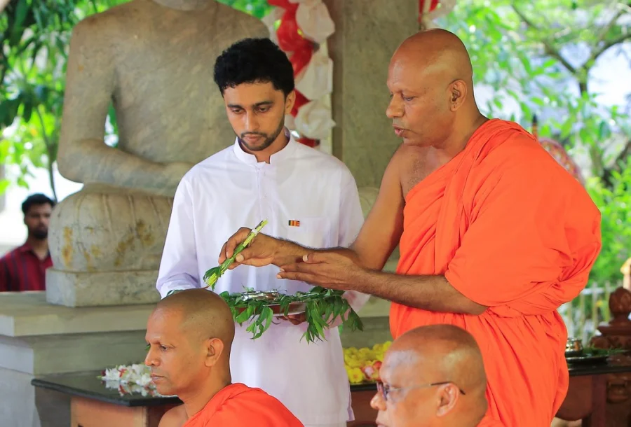 ගිහියන් මෙන්ම පැවිද්දන්ද මෙම චාරිත්‍රය සැමරීම අවශ්‍යය.