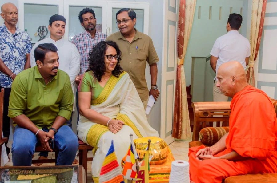 අගමැතිනි හරිනි පන්සලේදී