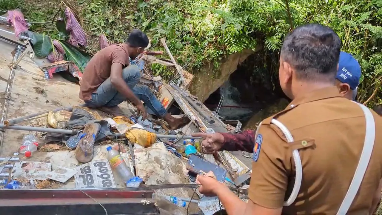 ජීවිත 21ක් බිළිගෙන අඩි 100ක ප්රපාතයක නතර වූ බස් රථය ගොඩගනී (ඡායාරූප) 4 01 4