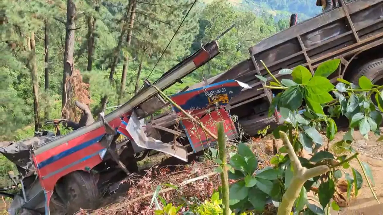 ජීවිත 21ක් බිළිගෙන අඩි 100ක ප්රපාතයක නතර වූ බස් රථය ගොඩගනී (ඡායාරූප) 2 01 6