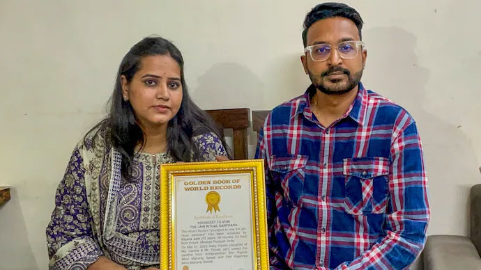 අවුරුදු තුනේ දැරිය ස්වේච්ඡාවෙන් මරණයට යවා ලෝක වාර්තා සහතිකය අතට ගත් දෙමව්පිය යුවළ (වීඩියෝ) 1 1