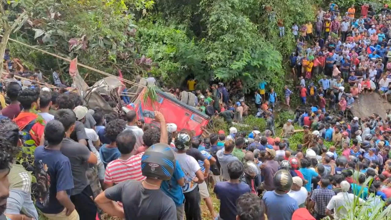 Update - රම්බොඩ - ගැරඬිඇල්ල බස් අනතුරින් ජීවිත අහිමි වූ ගණන 13ක් දක්වා ඉහළට (ඡායාරූප) 4 12