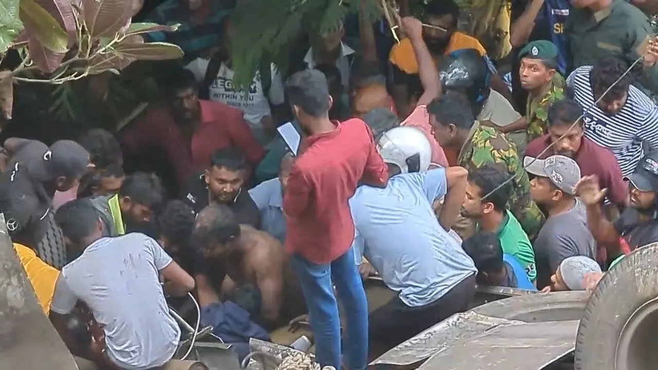 Update - රම්බොඩ - ගැරඬිඇල්ල බස් අනතුරින් ජීවිත අහිමි වූ ගණන 13ක් දක්වා ඉහළට (ඡායාරූප) 1 13