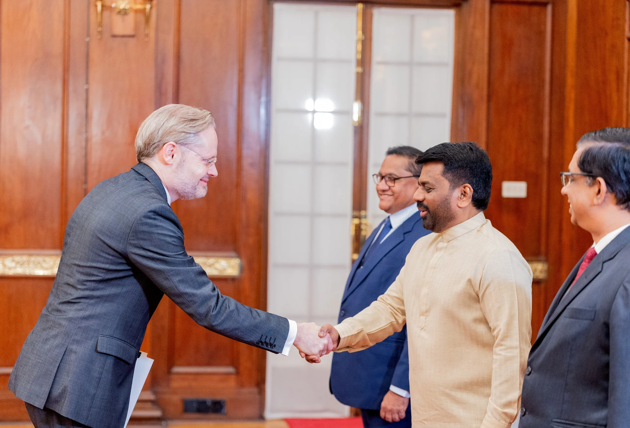 තානාපතිවරු හත් දෙනෙක් ජනාධිපතිවරයා වෙත අක්තපත්ර භාරදෙති (ඡායාරූප) 2 Ambassador of the Kingdom of Denmark 1