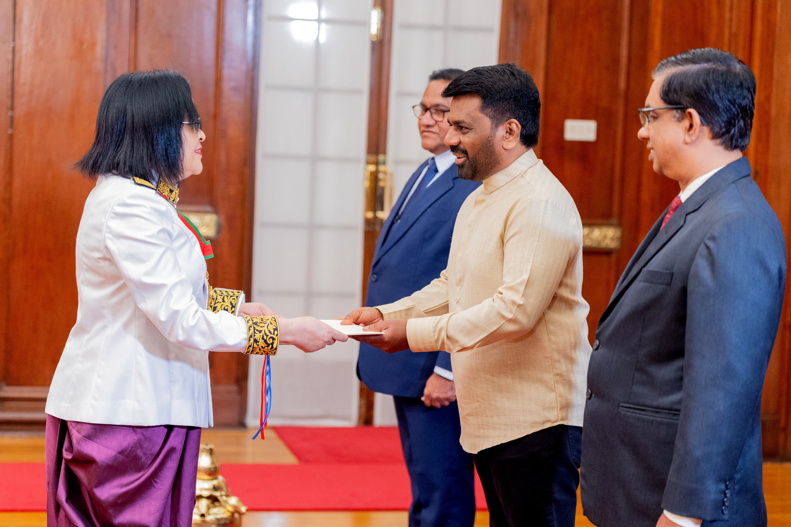 තානාපතිවරු හත් දෙනෙක් ජනාධිපතිවරයා වෙත අක්තපත්ර භාරදෙති (ඡායාරූප) 6 Ambassador of the Republic of Cambodia 10