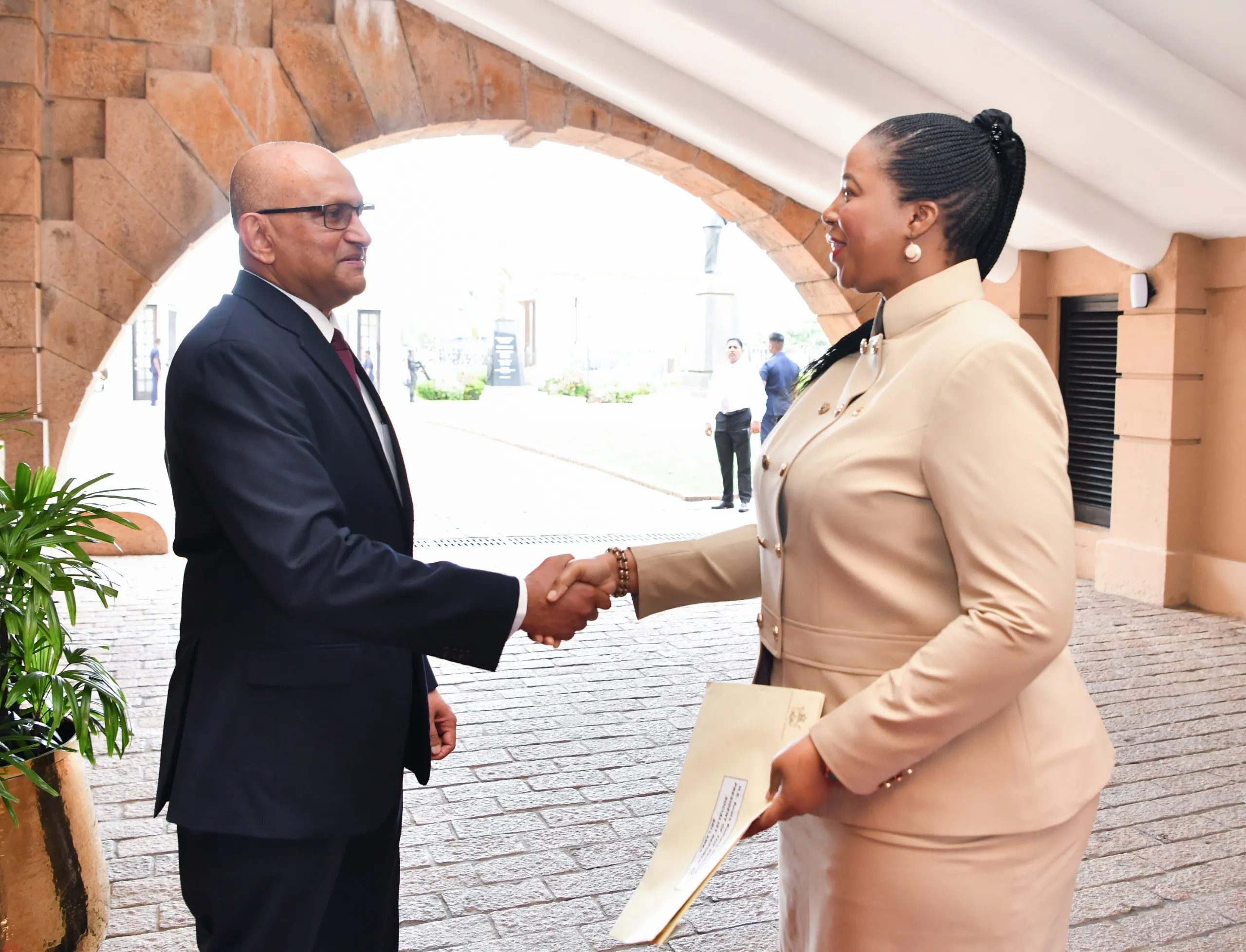 තානාපතිවරු හත් දෙනෙක් ජනාධිපතිවරයා වෙත අක්තපත්ර භාරදෙති (ඡායාරූප) 1 Ambassador of the Republic of Zimbabwe 2