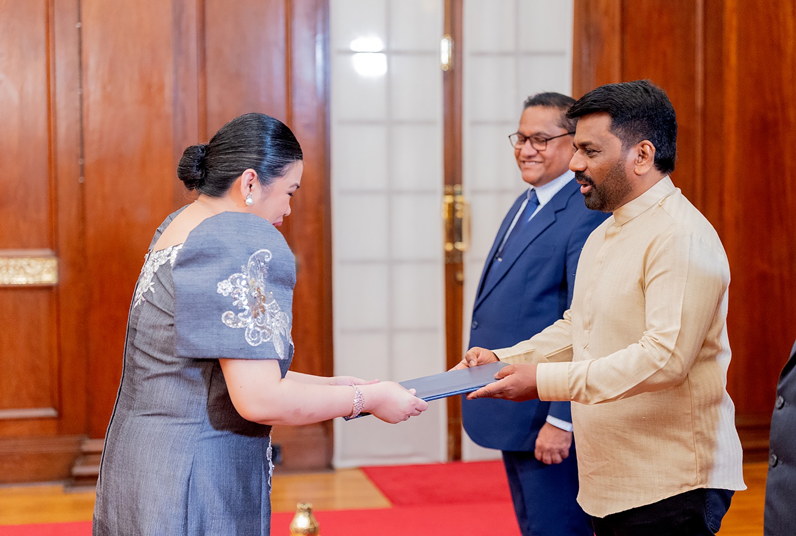 තානාපතිවරු හත් දෙනෙක් ජනාධිපතිවරයා වෙත අක්තපත්ර භාරදෙති (ඡායාරූප) 5 Ambassador of the Republic of the Philippines 1