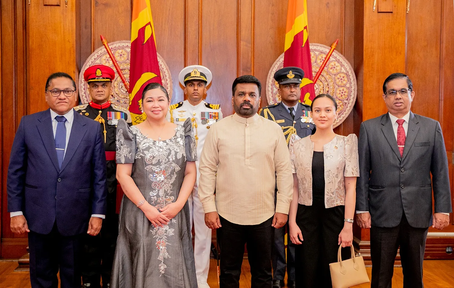 තානාපතිවරු හත් දෙනෙක් ජනාධිපතිවරයා වෙත අක්තපත්ර භාරදෙති (ඡායාරූප) 4 Ambassador of the Republic of the Philippines 7