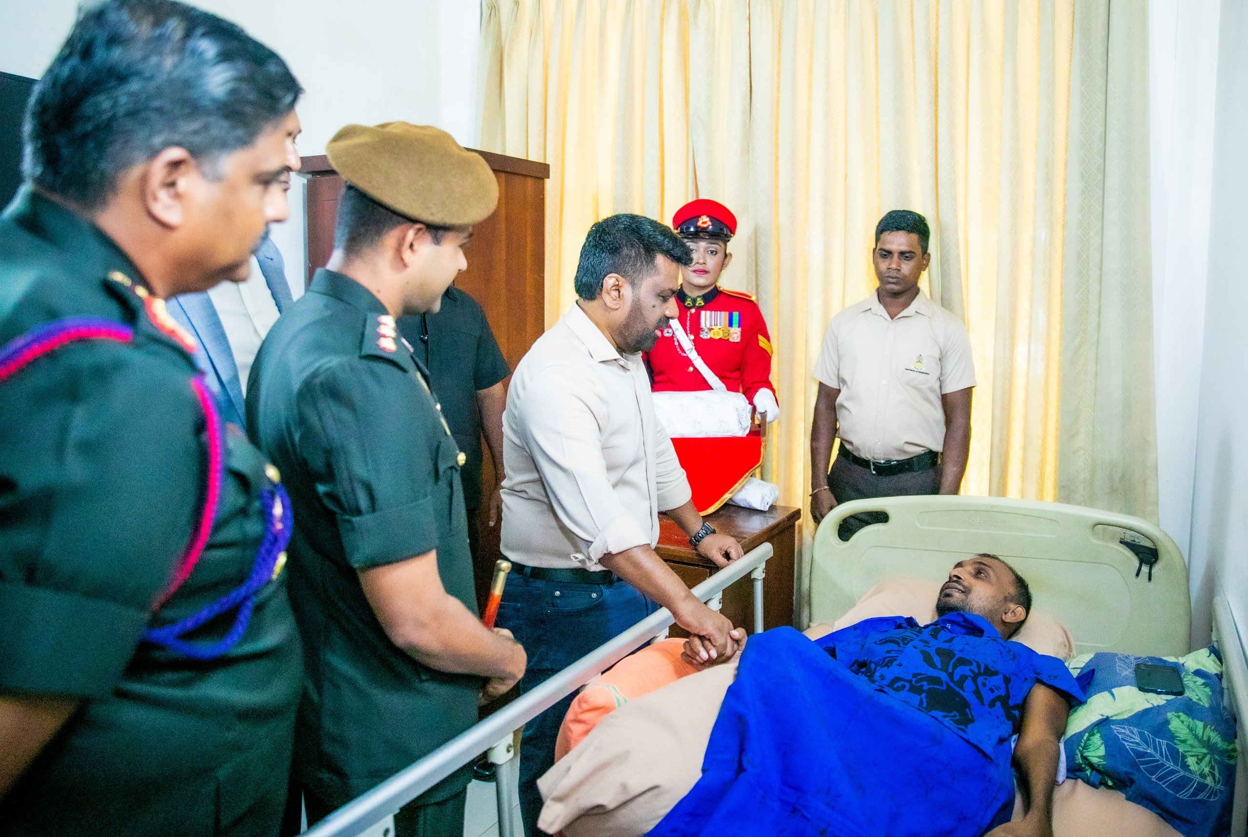 ජනපති මිහිඳු සෙත් මැදුරෙහි නේවාසික සෙබළුන්ගේ සුවදුක් විමසයි (ඡායාරූප) 1 Mihindu Seth Medura 12