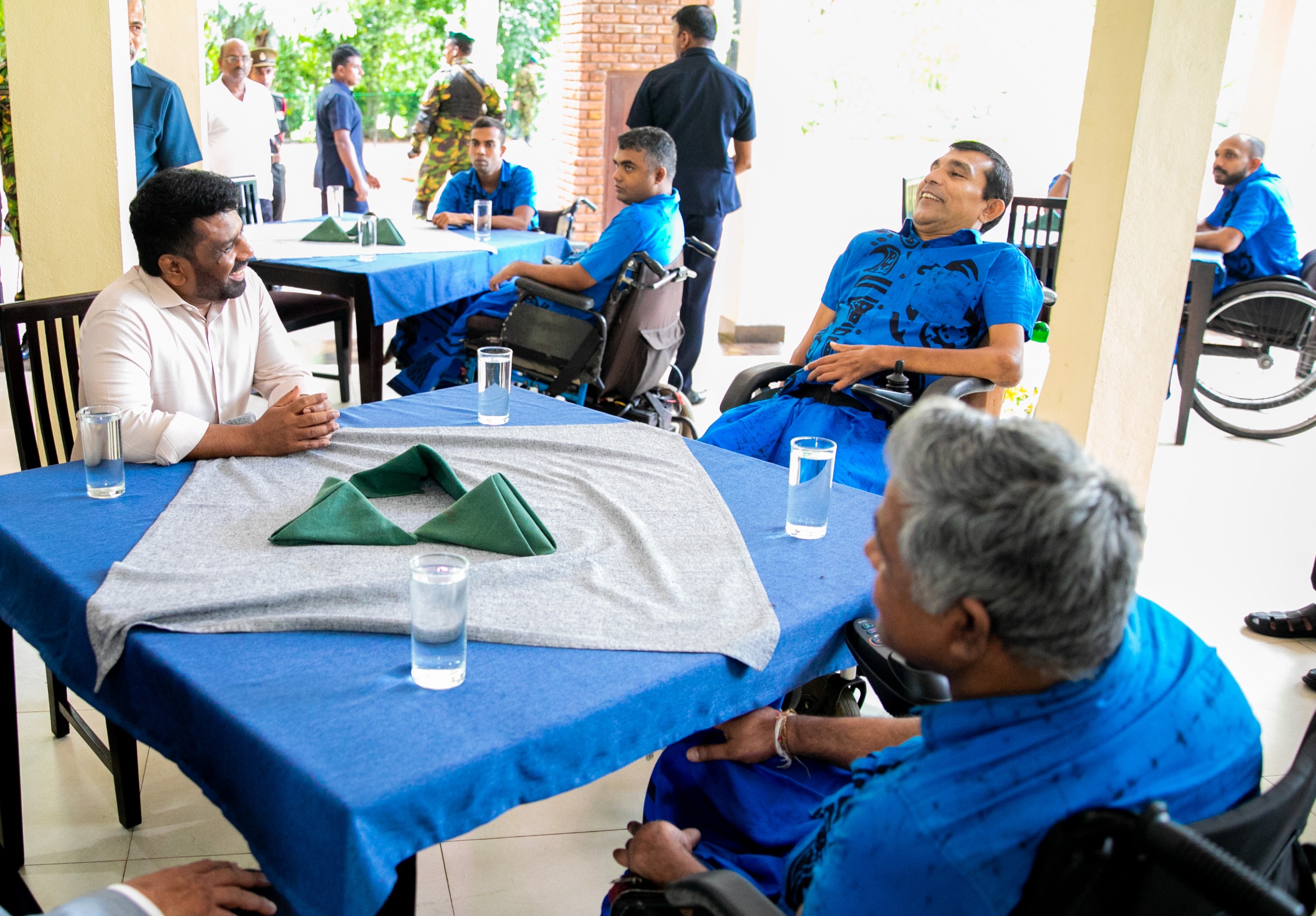 ජනපති මිහිඳු සෙත් මැදුරෙහි නේවාසික සෙබළුන්ගේ සුවදුක් විමසයි (ඡායාරූප) 5 Mihindu Seth Medura 2