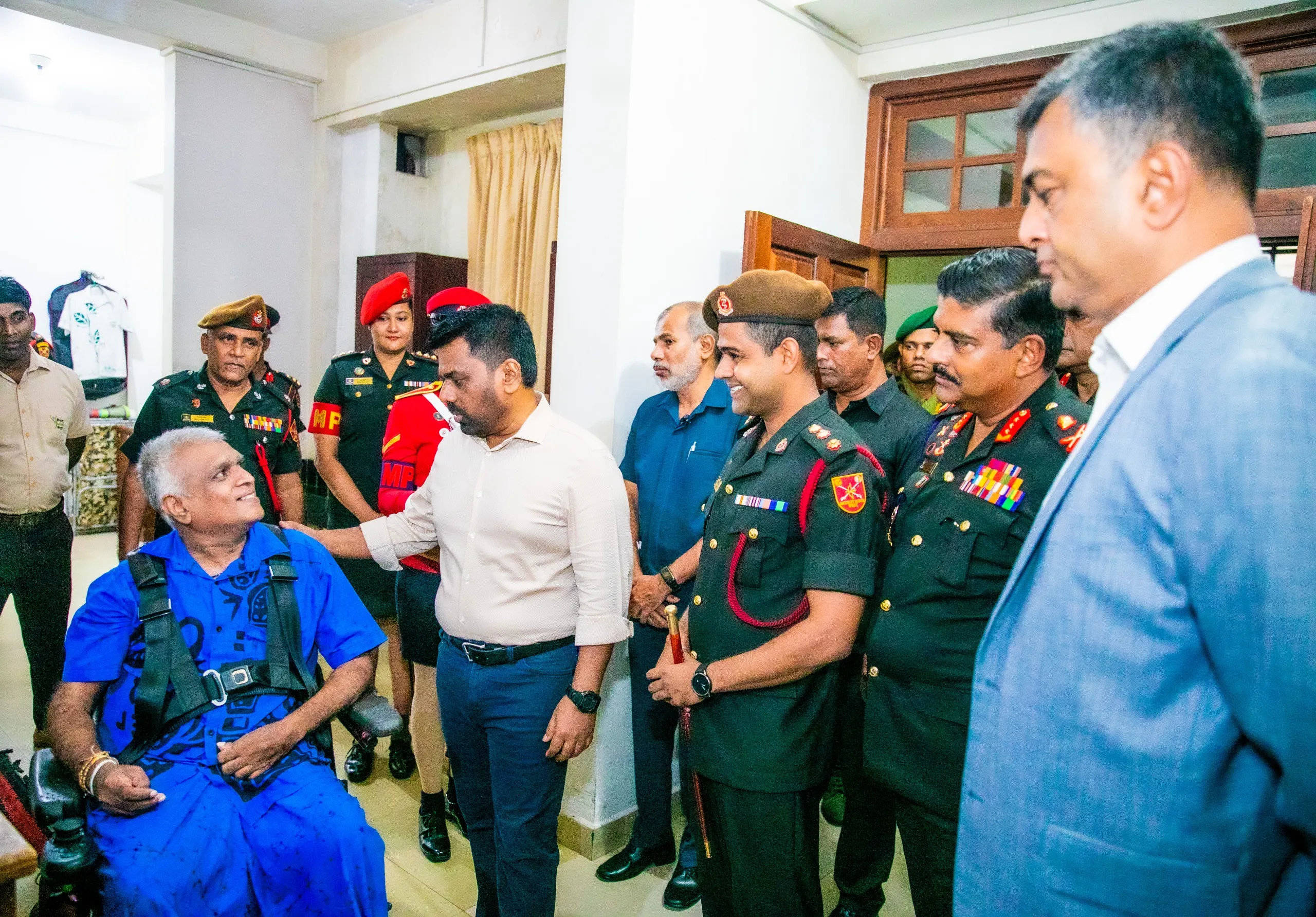 ජනපති මිහිඳු සෙත් මැදුරෙහි නේවාසික සෙබළුන්ගේ සුවදුක් විමසයි (ඡායාරූප) 4 Mihindu Seth Medura 4