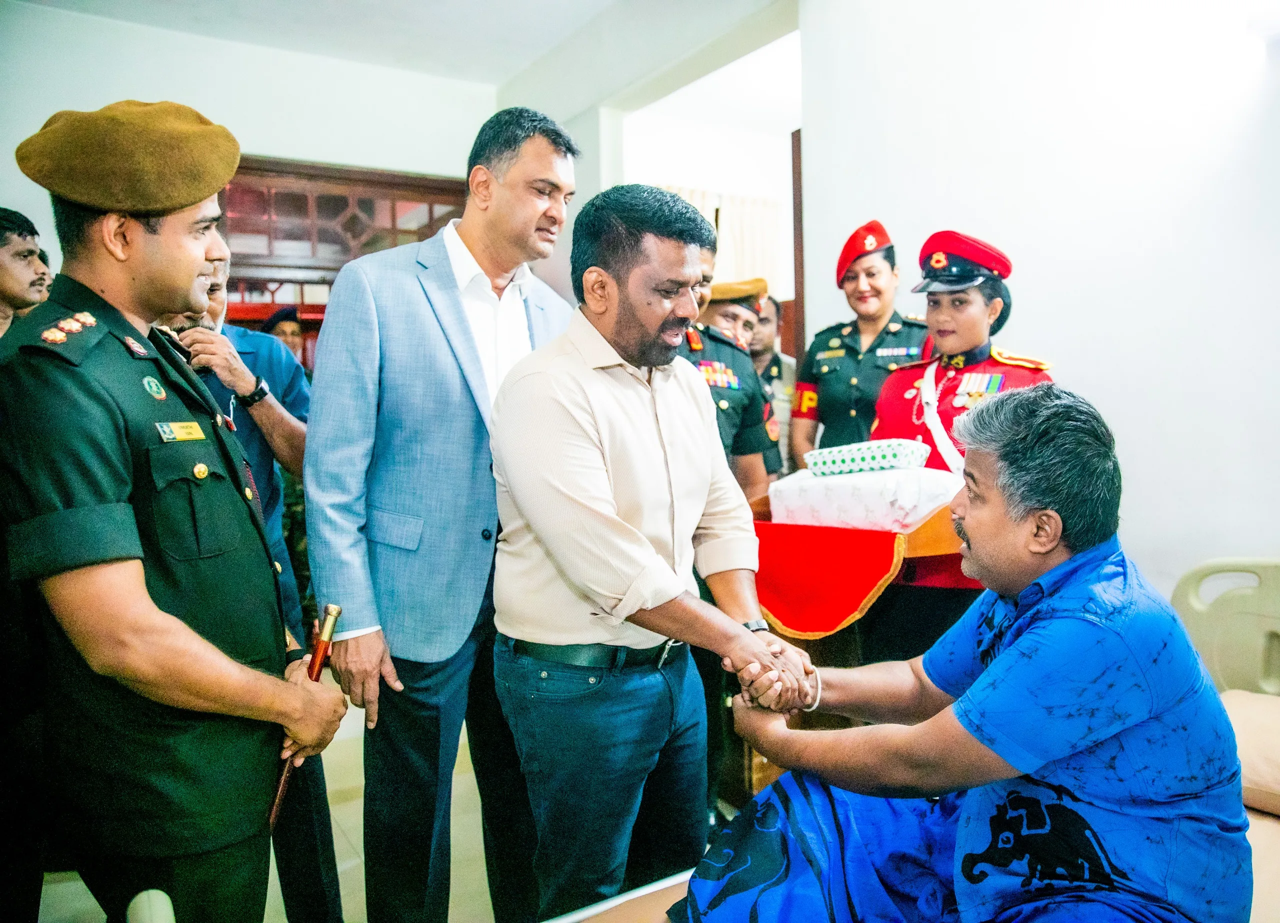 ජනපති මිහිඳු සෙත් මැදුරෙහි නේවාසික සෙබළුන්ගේ සුවදුක් විමසයි (ඡායාරූප) 3 Mihindu Seth Medura 6 1