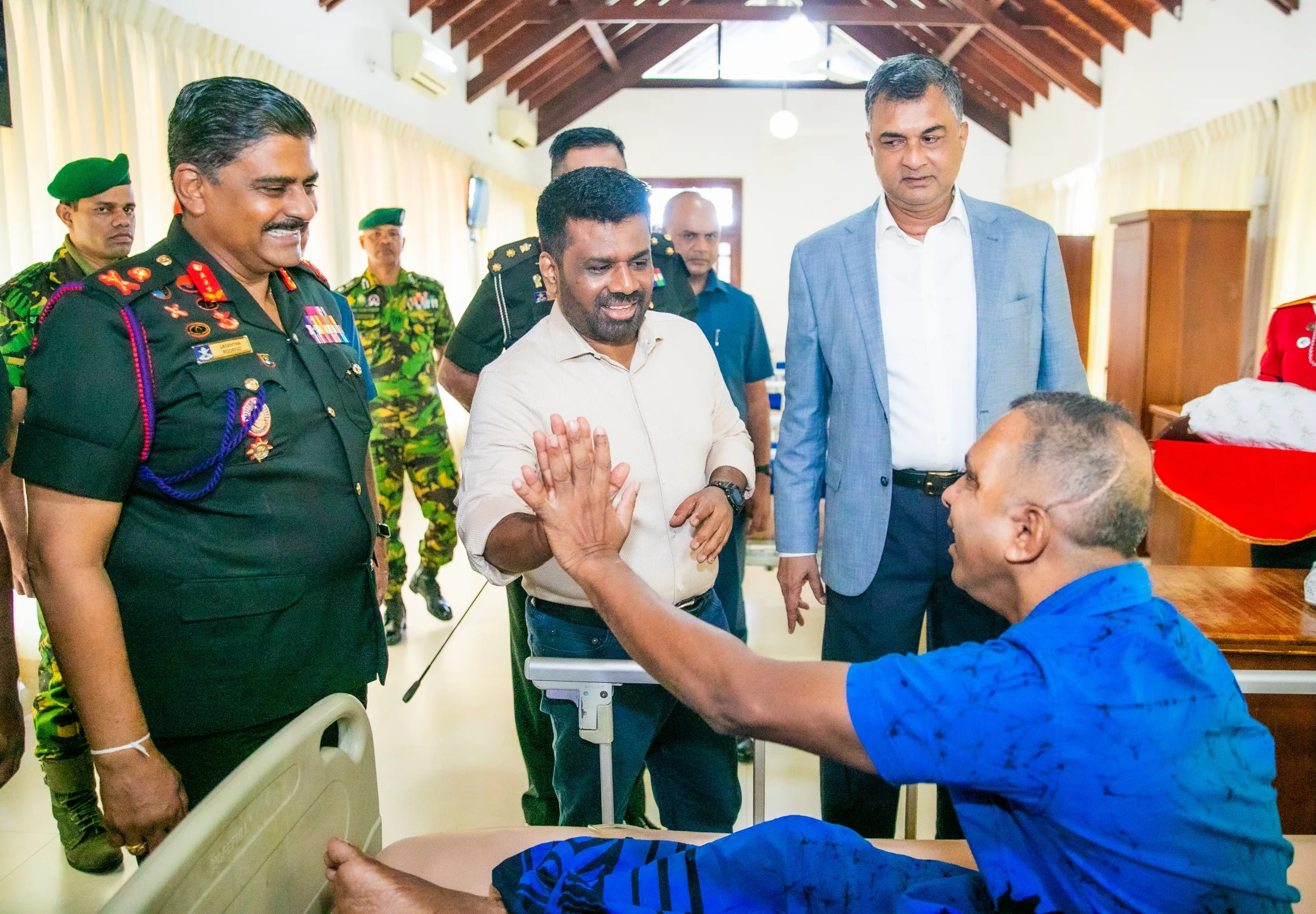 ජනපති මිහිඳු සෙත් මැදුරෙහි නේවාසික සෙබළුන්ගේ සුවදුක් විමසයි (ඡායාරූප) 2 Mihindu Seth Medura 7 1
