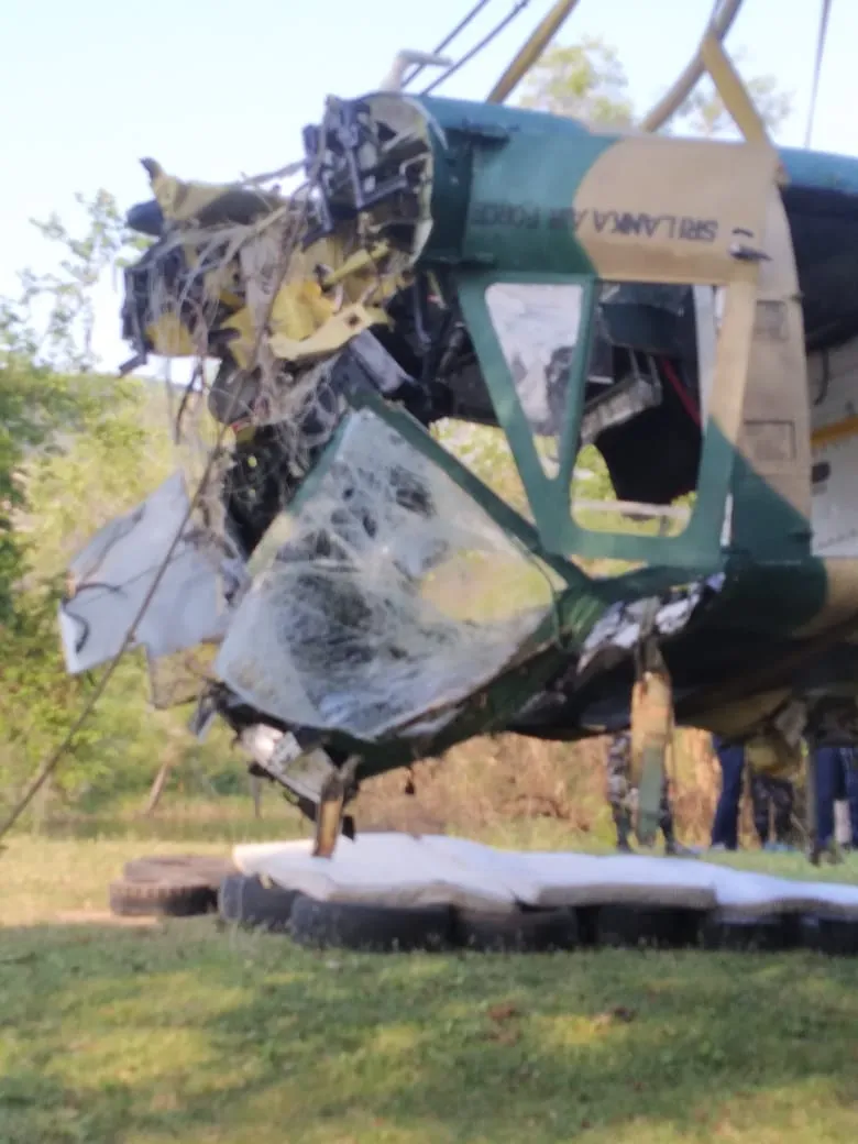 මාදුරුඔය ජලාශයට කඩා වැටුණු හෙලිකොප්ටරය ගොඩගනී (ඡායාරූප) 7 WhatsApp Image 2025 05 10 at 5.51.13 PM