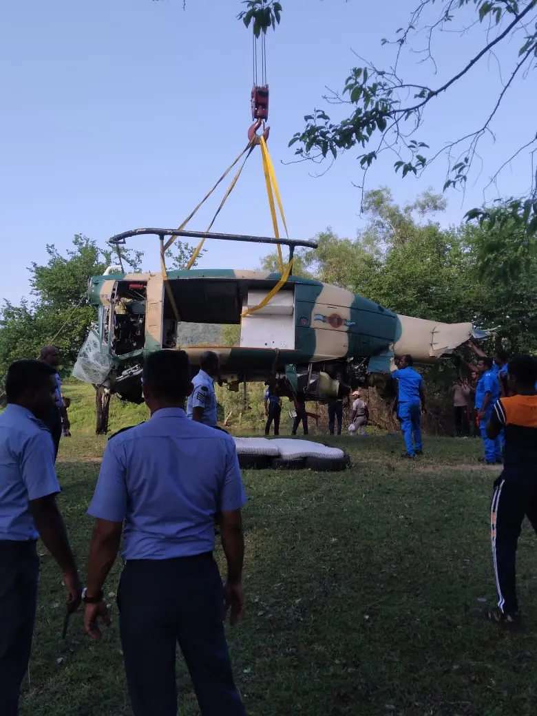 මාදුරුඔය ජලාශයට කඩා වැටුණු හෙලිකොප්ටරය ගොඩගනී (ඡායාරූප) 5 WhatsApp Image 2025 05 10 at 5.51.14 PM 1