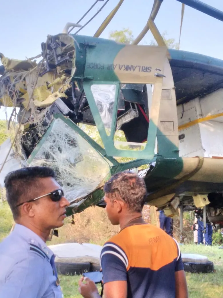 මාදුරුඔය ජලාශයට කඩා වැටුණු හෙලිකොප්ටරය ගොඩගනී (ඡායාරූප) 6 WhatsApp Image 2025 05 10 at 5.51.14 PM