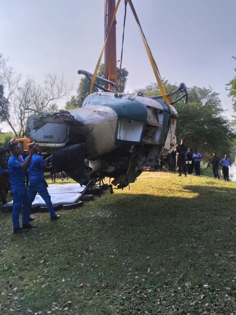 මාදුරුඔය ජලාශයට කඩා වැටුණු හෙලිකොප්ටරය ගොඩගනී (ඡායාරූප) 2 WhatsApp Image 2025 05 10 at 5.51.17 PM 1