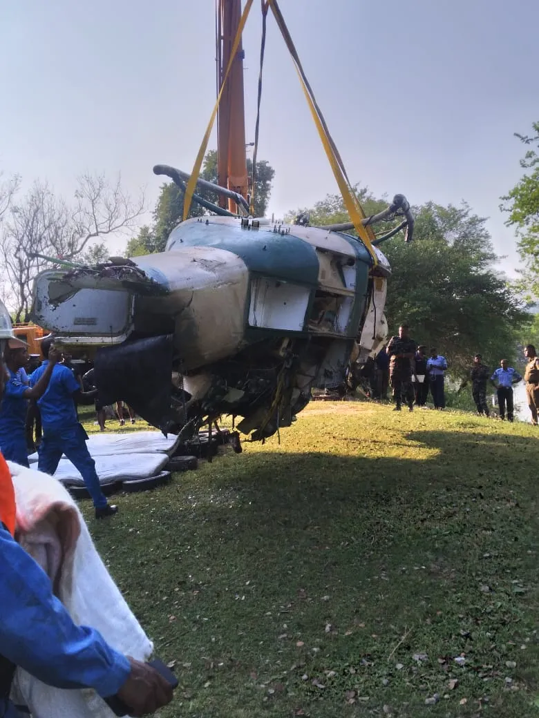 මාදුරුඔය ජලාශයට කඩා වැටුණු හෙලිකොප්ටරය ගොඩගනී (ඡායාරූප) 3 WhatsApp Image 2025 05 10 at 5.51.17 PM