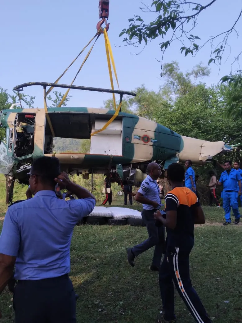 මාදුරුඔය ජලාශයට කඩා වැටුණු හෙලිකොප්ටරය ගොඩගනී (ඡායාරූප) 1 WhatsApp Image 2025 05 10 at 5.51.18 PM