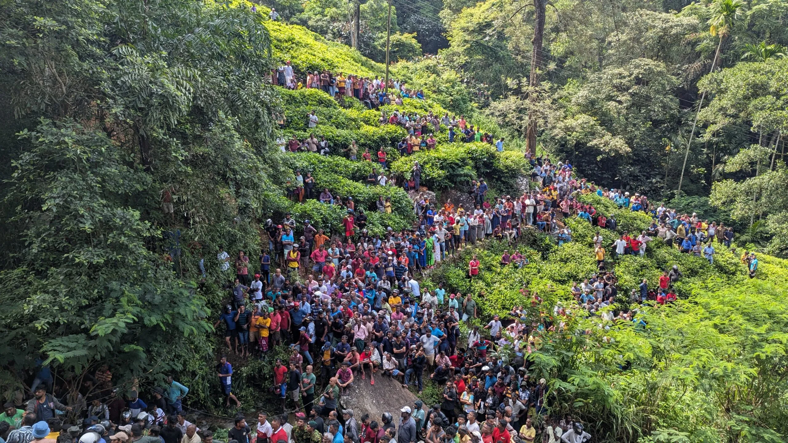 Update - රම්බොඩ - ගැරඬිඇල්ල බස් අනතුරින් ජීවිත අහිමි වූ ගණන 13ක් දක්වා ඉහළට (ඡායාරූප) 2 WhatsApp Image 2025 05 11 at 10.01.47 c8f54b7d scaled