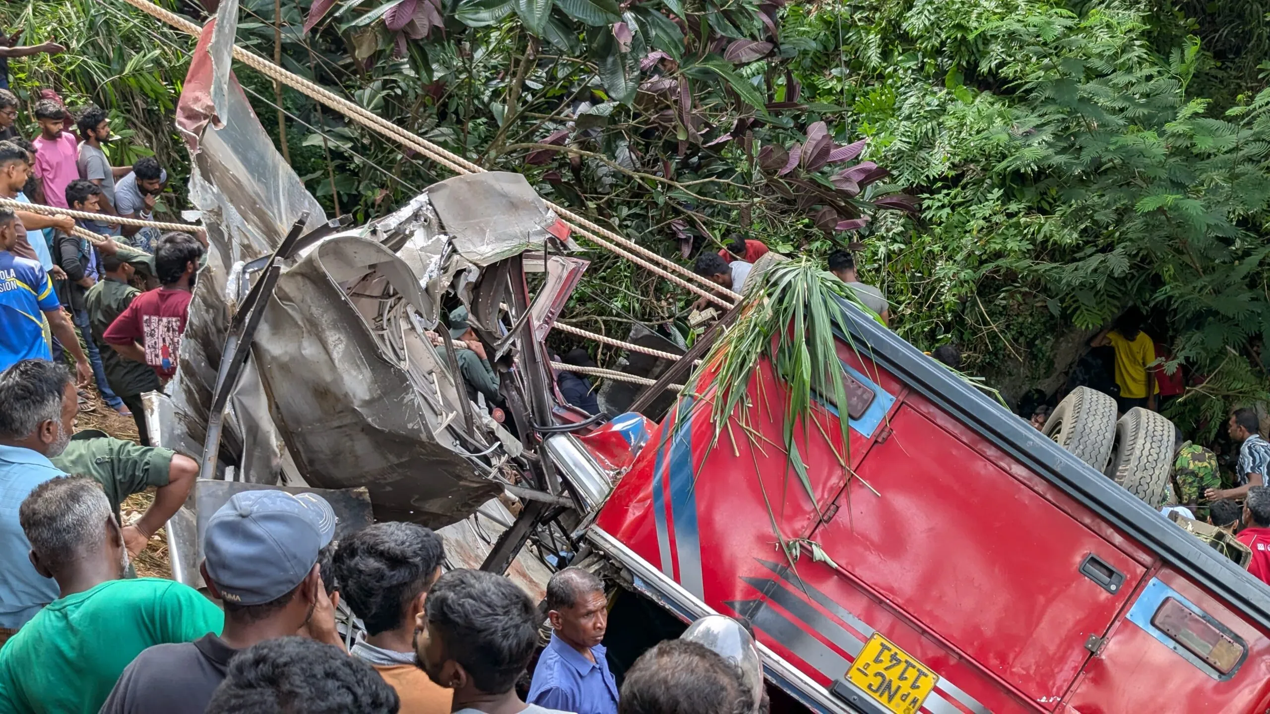 Update - රම්බොඩ - ගැරඬිඇල්ල බස් අනතුරින් ජීවිත අහිමි වූ ගණන 13ක් දක්වා ඉහළට (ඡායාරූප) 3 WhatsApp Image 2025 05 11 at 10.01.49 dc93d0f5 scaled