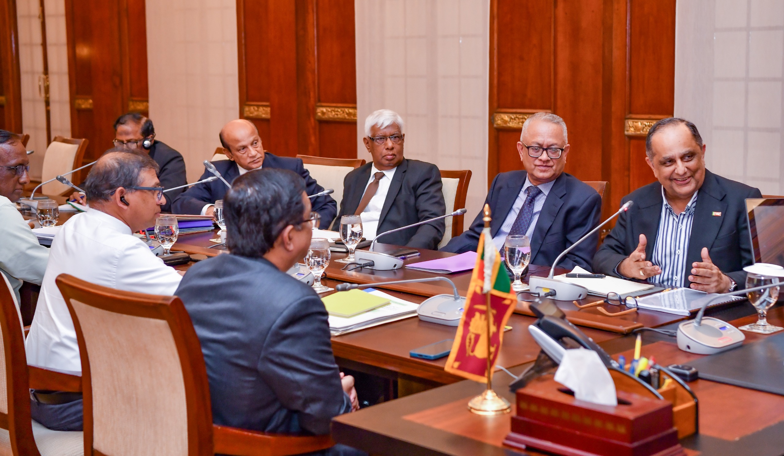 පළාත් පාලන ආයතනවල දූෂණ හා අක්රමිකතා මර්දනයට විමර්ශන ඒකක පිහිටුවීමට ජනපති අනුමැතිය (ඡායාරූප) 3 පළාත් ආණ්ඩුකරවරුන් හමුව 1