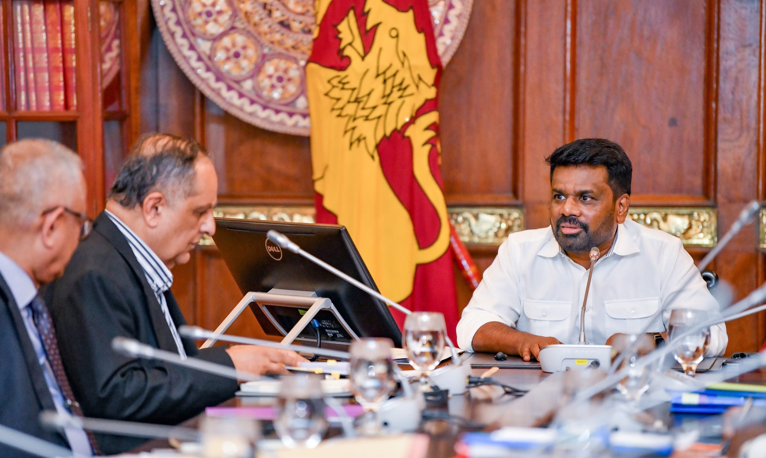 පළාත් පාලන ආයතනවල දූෂණ හා අක්රමිකතා මර්දනයට විමර්ශන ඒකක පිහිටුවීමට ජනපති අනුමැතිය (ඡායාරූප) 2 පළාත් ආණ්ඩුකරවරුන් හමුව 6