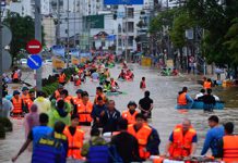 මධ්යම වියට්නාමයට බලපෑ අයහපත් කාලගුණයෙන් 55ක් මරුට