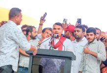 මේ අහන්න… බොරු කරන එක දැන්වත් නවත්වා වැඩ කරන්න නොවුණොත් ලැබෙන පළමු අවස්ථාවෙම ආණ්ඩුව පෙරළනවා