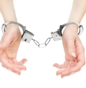 හෙරොයින් සහ අයිස් සමඟ කාන්තාවන් දෙදෙනෙක් අත්අඩංගුවට