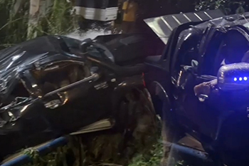 කැබ් රථයක් පාලමකින් පහළට පෙරළෙයි