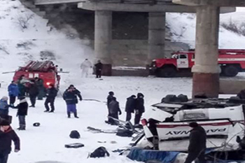 සංචාරක බසයක් බයිකල් විලෙහි ගිලී 7ක් මරුට