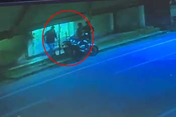 අතක් කපා යතුරුපැදියක් මංකොල්ලකෑ තිදෙනෙකු අත්අඩංගුවට