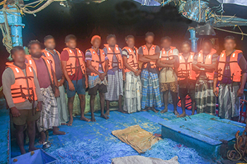 ඉන්දීය ධීවරයින් 12ක් නාවික හමුදා භාරයට