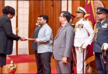 නව තානාපතිවරු තිදෙනෙක් ජනපතිට අක්තපත්ර භාර දෙති