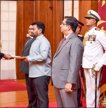 නව තානාපතිවරු තිදෙනෙක් ජනපතිට අක්තපත්ර භාර දෙති