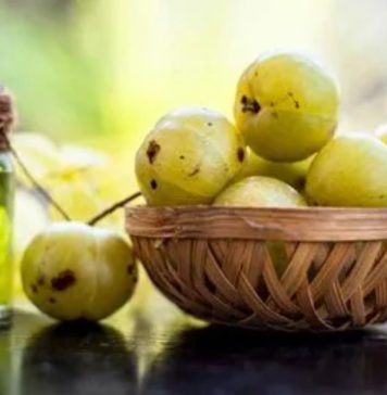 හිසකෙස් වැටීම පාලනය කරන ඖෂධීය තෙලක්