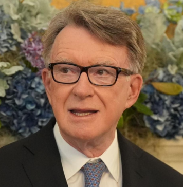 අමෙරිකාවේ හිටපු බ්රිතාන්ය තානාපති අත්අඩංගුවට