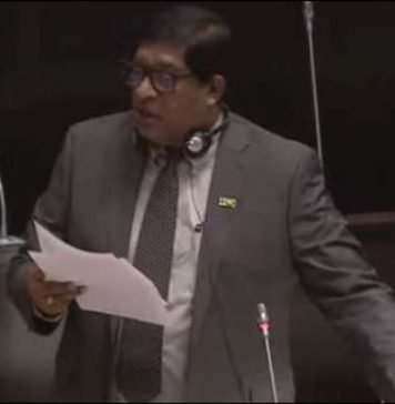 රවී කරුණානායක නමින් හැදූ සමාජ මාධ්ය ගිනුමකින් ලාල් කාන්තට අපහාස කරලා