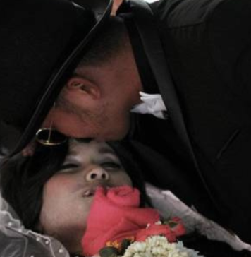 මිය ගිය පෙම්වතිය හා විවාහ වූ පෙම්වතා