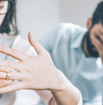 දික්කසාද නීති මඟ හැර සිටි සැමියාට එරෙහිව සටන් කළ බිරිඳක්